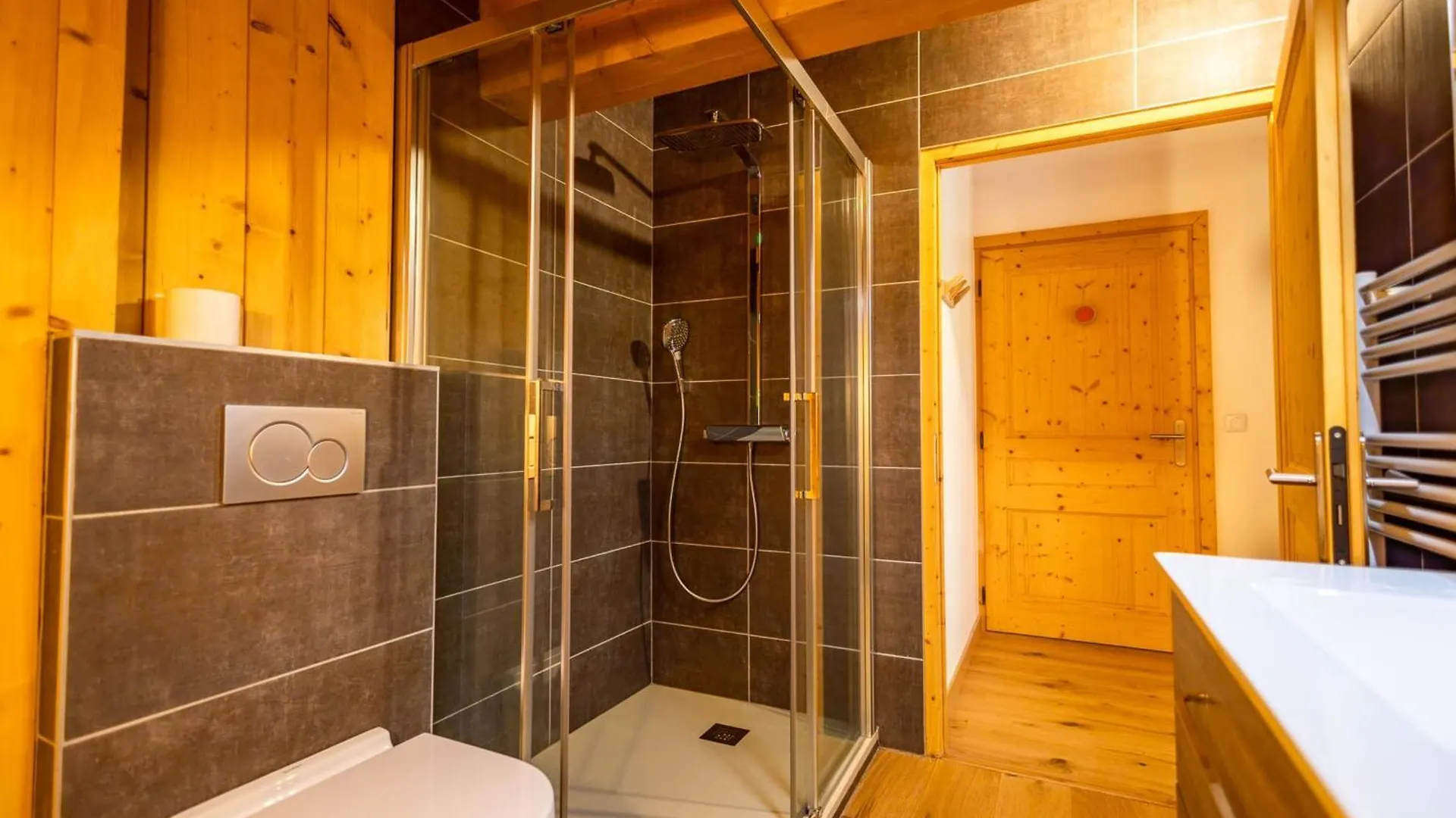Authentic And Spacious Chalet In Meribel 5 Bedrooms 0*,  Fransa