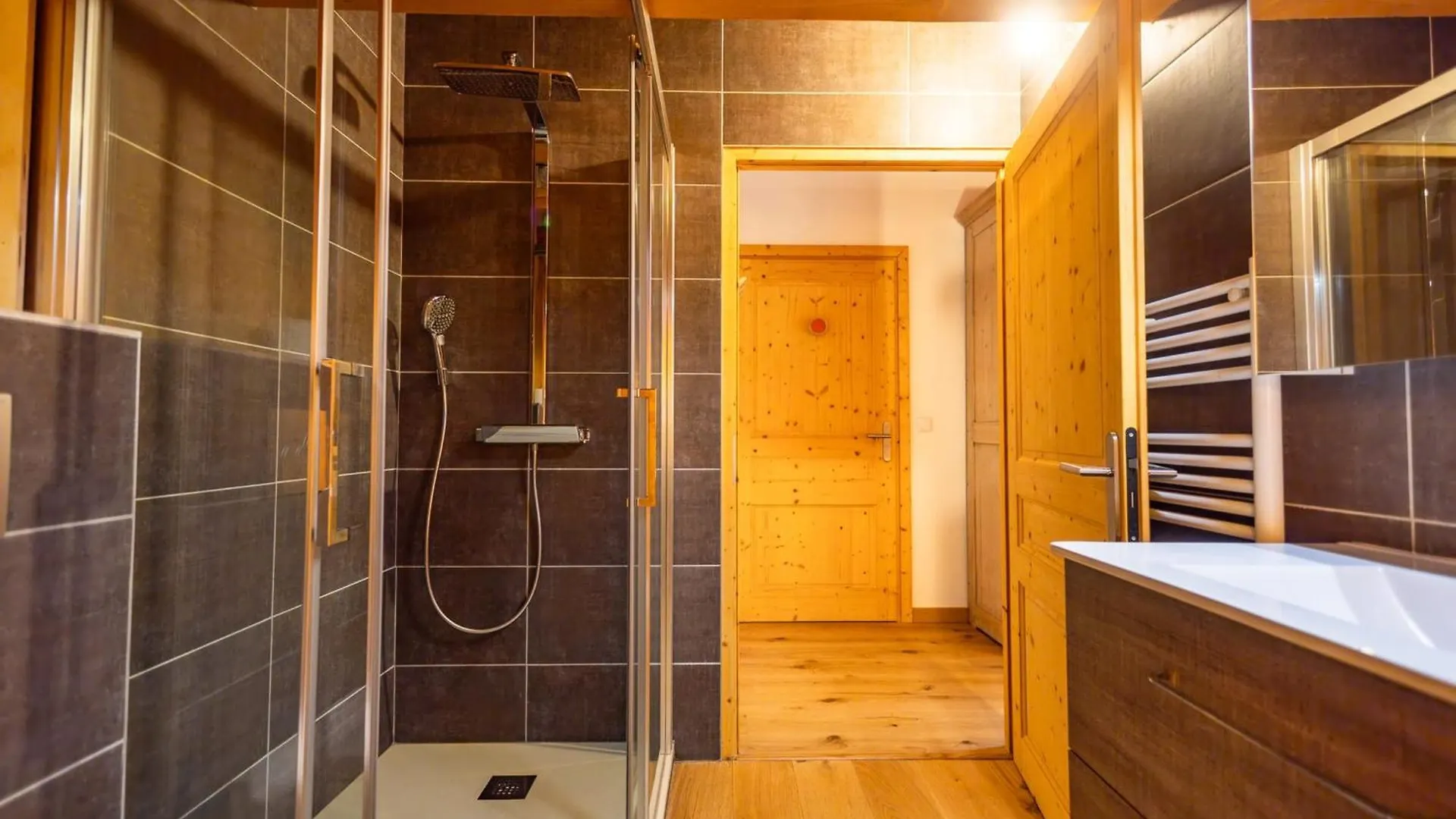Authentic And Spacious Chalet In Meribel 5 Bedrooms