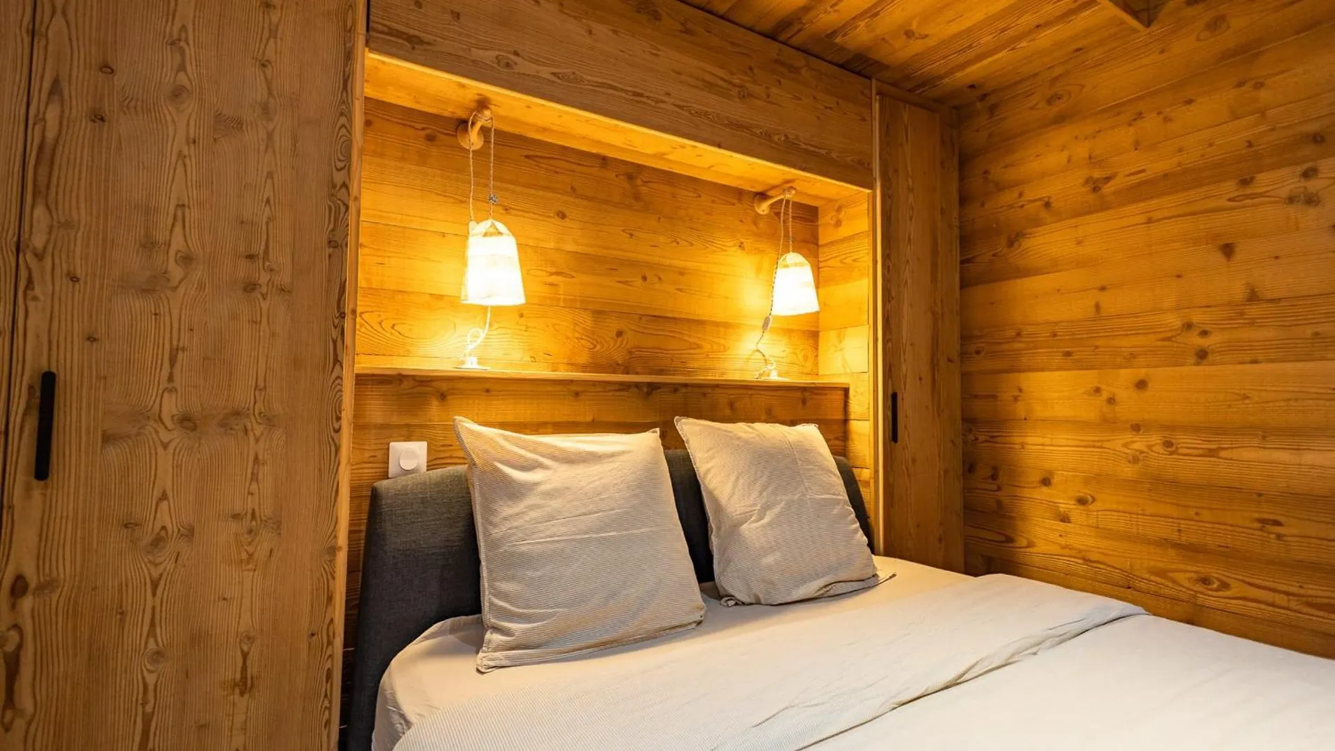 Authentic And Spacious Chalet In Meribel 5 Bedrooms Fransa