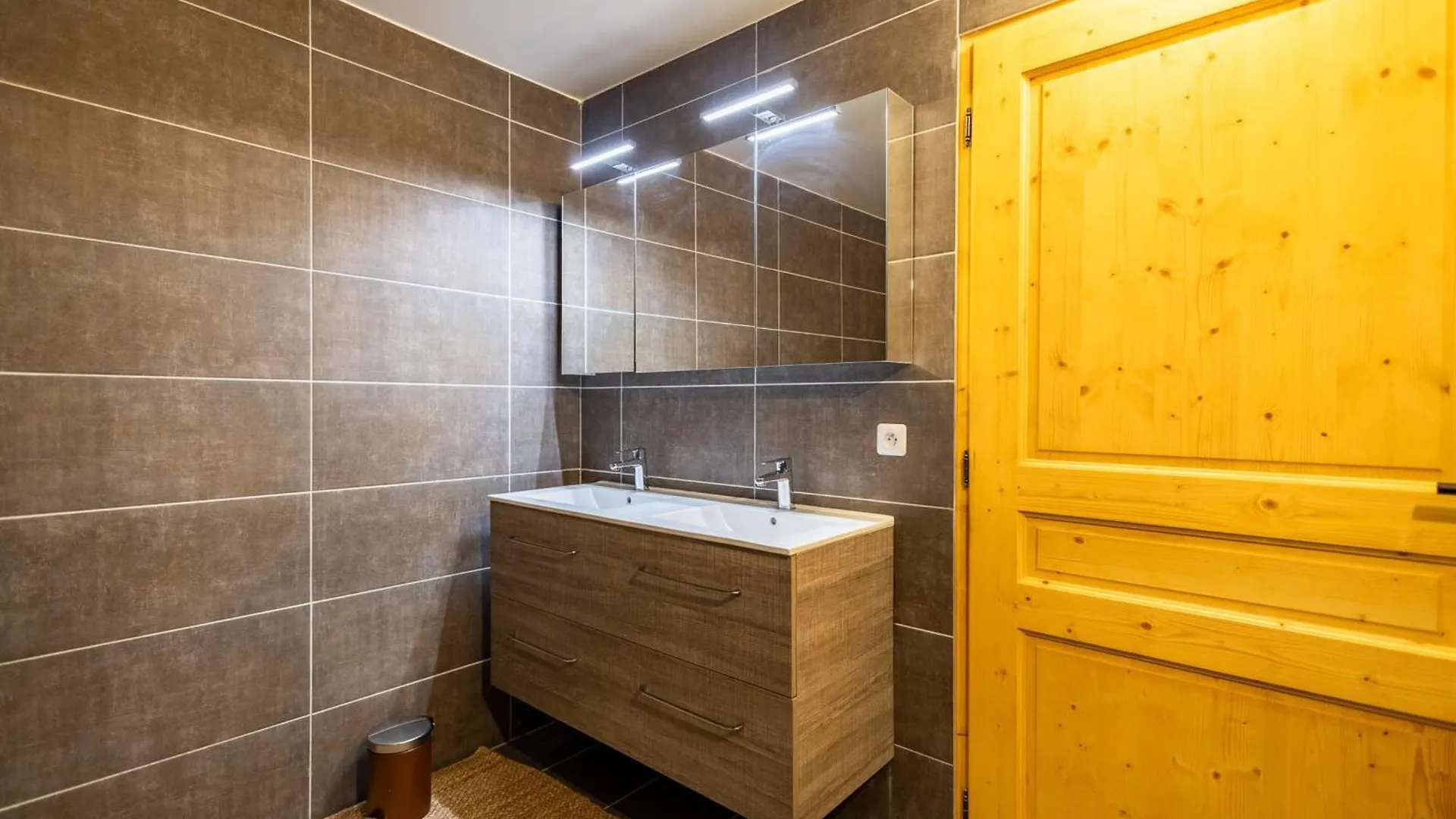 Authentic And Spacious Chalet In Meribel 5 Bedrooms 0*,